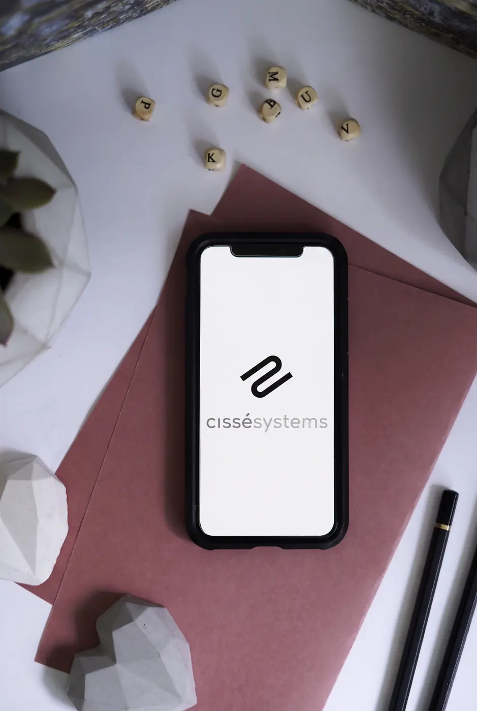 Logo Cissé Systems op een telefoon op een bureau
